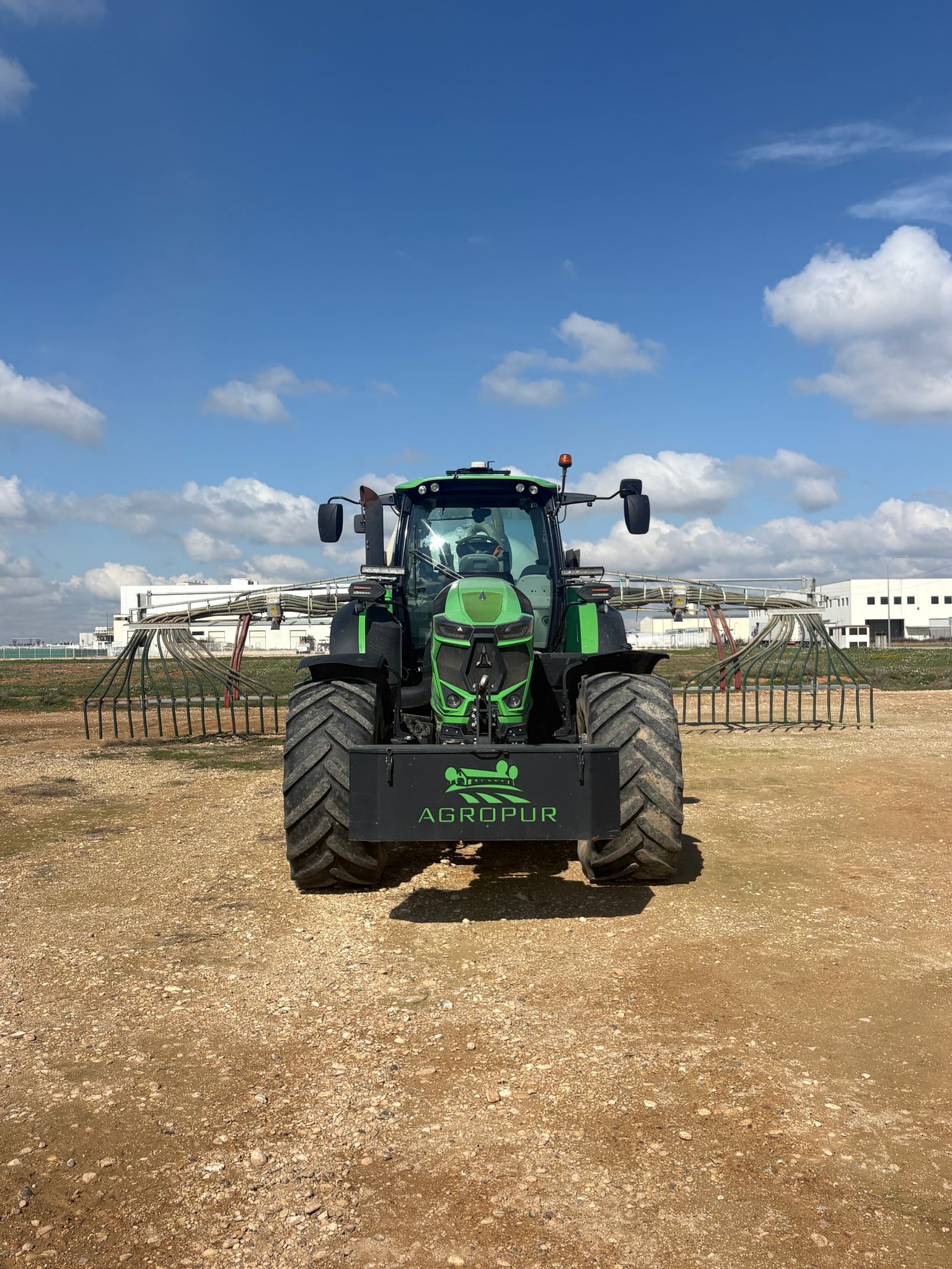 Tractor Agropur con apero de aplicación de purín en campo